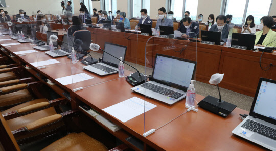 지난달 20일 오후 국민의힘 의원들이 불참한 가운데 국회 과학기술정보방송통신위원회 전체회의에서 '구글 갑질방지법'(전기통신사업법 개정안)이 논의되고 있다. 연합뉴스